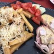 Baconos csirkemell őzgerinc formában, sült krumplival