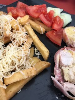 Baconos csirkemell őzgerinc formában, sült krumplival recept fotója