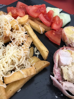 Baconos csirkemell őzgerinc formában, sült krumplival recept fotója