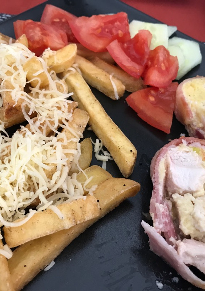 Baconos csirkemell őzgerinc formában, sült krumplival recept fotója