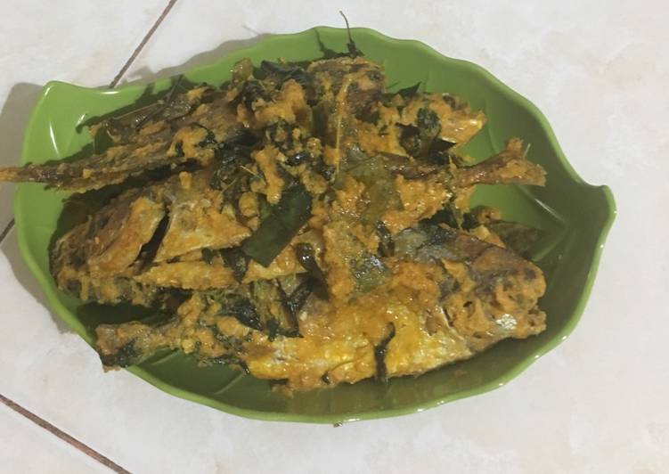 Langkah Mudah untuk Menyiapkan Ikan selar bumbu kuning kemangi yang Bisa Manjain Lidah