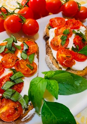 O poză a rețetei Burrata toast cu roșii coapte și busuioc !.