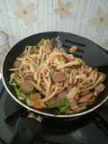 Mie goreng sosis baso tuna sayur mayur