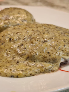 Una foto de Hamburguesa de venado con salsa de champiñones