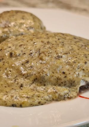 Una foto de Hamburguesa de venado con salsa de champiñones