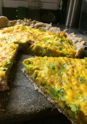 Una foto de Tarta de zapallo y brócoli con masa integral
