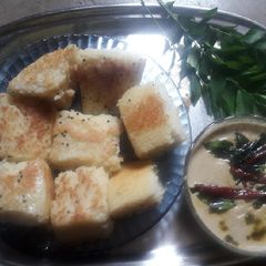 Suji ka dhokla with chutni A picture of Suji ka dhokla with chutni.