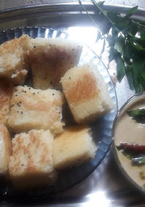 A picture of Suji ka dhokla with chutni.