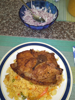 Una foto de Arroz a la jardinera con chuleta de cerdo