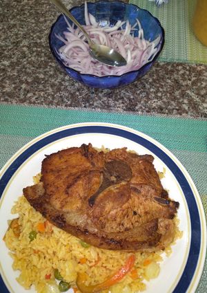 Una foto de Arroz a la jardinera con chuleta de cerdo