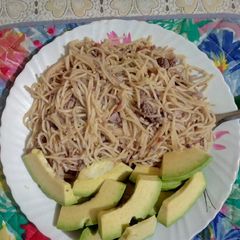 A picture of Minced meat spaghetti with Avocado.