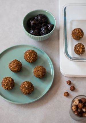 Una foto de Bolitas (energy balls) de Guindón, Avellanas y Avena