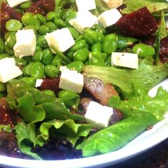 A picture of Salada De Fava e Beterraba.