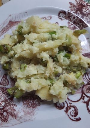 Una foto de Puré con espárragos grillados