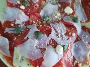 Una foto de pizza casera horno eléctrico