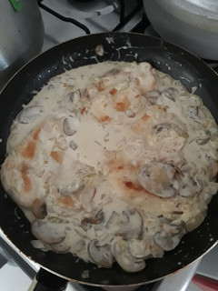 Una foto de Pechuga de pollo en salsa de champiñones