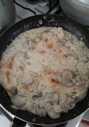 Una foto de Pechuga de pollo en salsa de champiñones