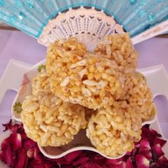 A picture of Murmure laddu (puffed rice laddoo).