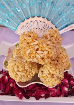 A picture of Murmure laddu (puffed rice laddoo).