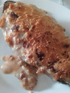 Una foto de Berenjenas con bechamel rellenas de carne picada y queso
