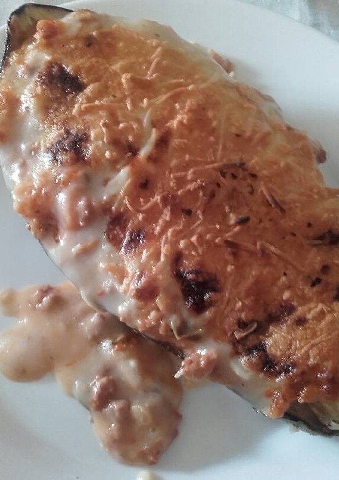 Una foto de Berenjenas con bechamel rellenas de carne picada y queso