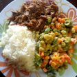 Carne desmechada (desmenuzada, ropa vieja), ensalada y arroz