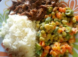 Una foto de Carne desmechada (desmenuzada, ropa vieja), ensalada y arroz