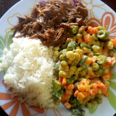 Carne desmechada (desmenuzada, ropa vieja), ensalada y arroz Receta de  Ninfa Carrascal- Cookpad