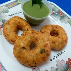 A picture of Medu Vada.