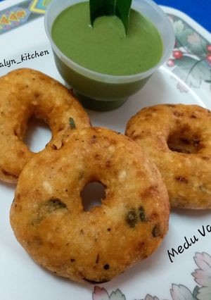 A picture of Medu Vada.