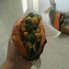 A picture of Masala chole pav.