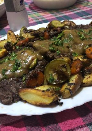 صورة لوصفة ستيك مشوي بالصوص والخضراوات 😋