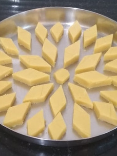 மைசூர் பாக் (Mysore pak recipe in tamil) செய்முறை முக்கிய புகைப்படம்