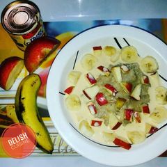 A picture of Oats with Apple and Banana slices.