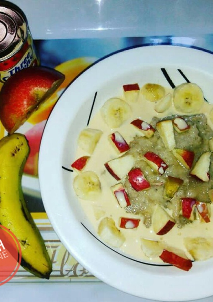 A picture of Oats with Apple and Banana slices.