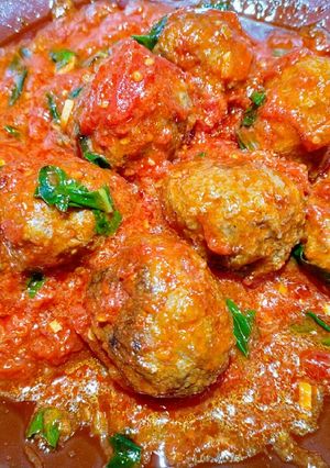 A picture of Meatballs in tomato sauce.