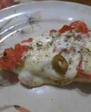 Pizza  con tomate, queso y olivas verdes