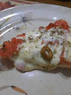 Una foto de Pizza con tomate, queso y olivas verdes