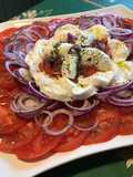 Salade de tomates roses aux oignons rouges et mozzarella di buffala