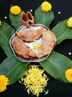 A picture of Honey gulkand gujiyas.
