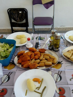Una foto de Menestra y variado de pescado y ensalada