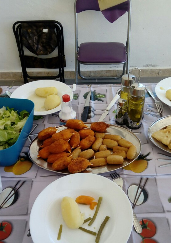 Una foto de Menestra y variado de pescado y ensalada