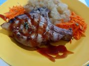 Una foto de costillas de cerdo con manzana