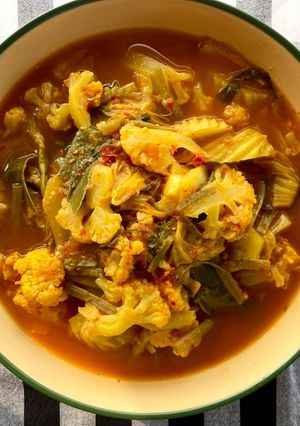 รูปของ แกงส้มผักรวมพริกแกงสี่ภาค😅🌶️🧄
