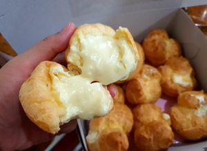 รูปของ ชูครีมไส้ทะลัก (choux cream)