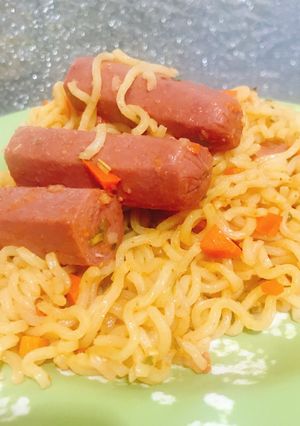 A picture of Noodle and sausage.