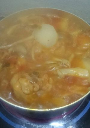 Hình của món Gà hầm kim chi rau củ.