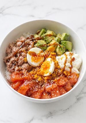 Una foto de Poke bowl de salmón