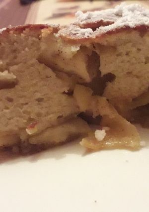 Una foto de Kuchen de manzanas volteado