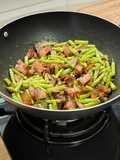 Wok de judías verdes con guanciale y tomate seco
